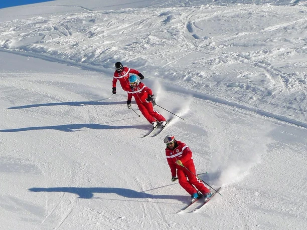 Schweizer-Ski-und-Snowboardschule