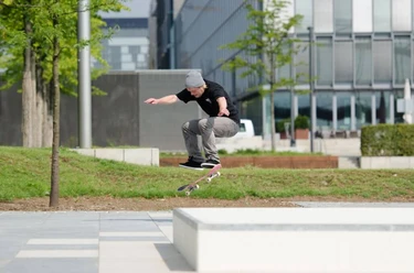 Skate Plaza KAP686 Ein Skateboarder führt im modernen Stadtraum am Rheinauhafen einen Sprung in der Luft aus.
