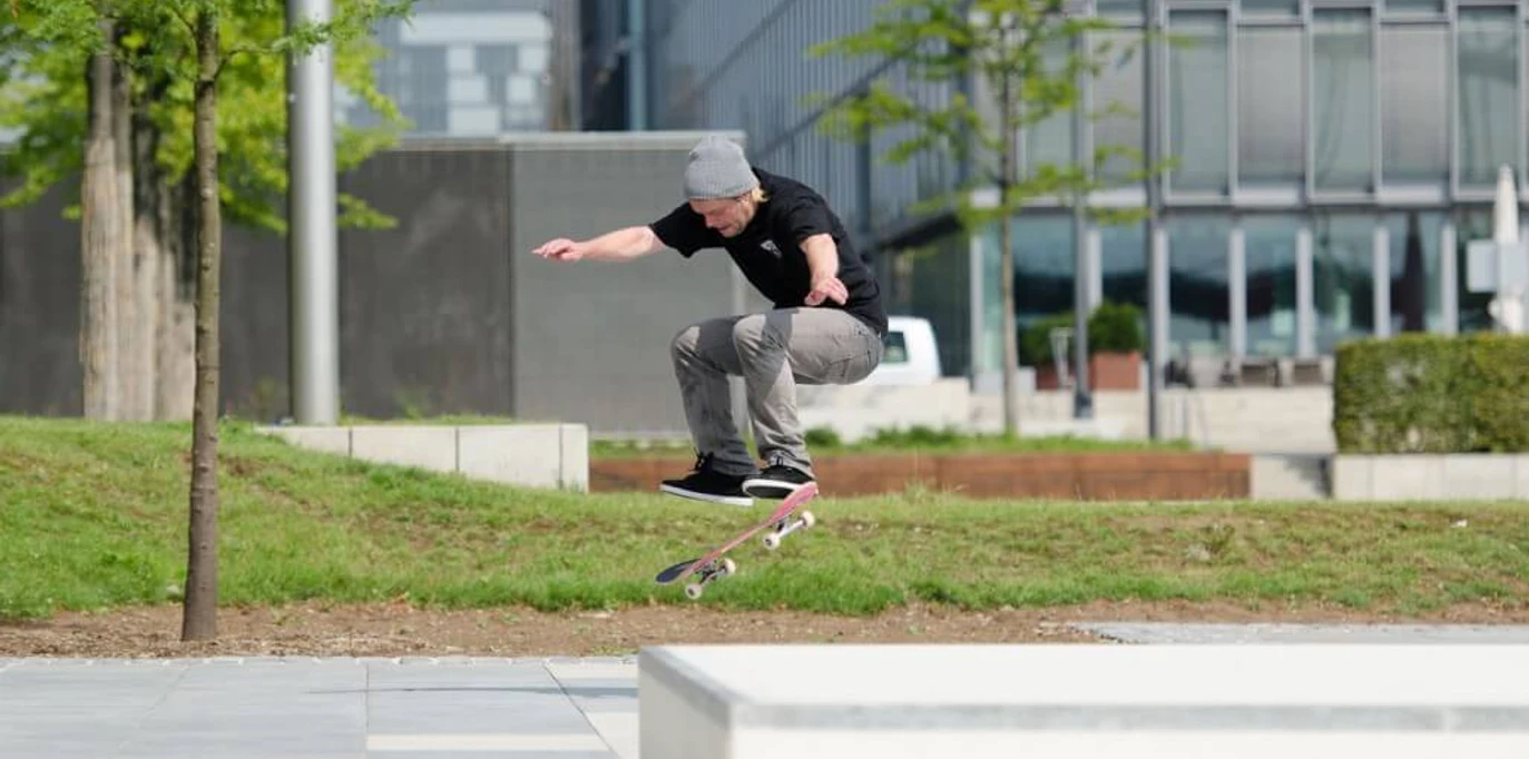 Skate Plaza KAP686 Ein Skateboarder führt im modernen Stadtraum am Rheinauhafen einen Sprung in der Luft aus.A skateboarder performs a jump in the air in the modern urban space at Rheinauhafen.
