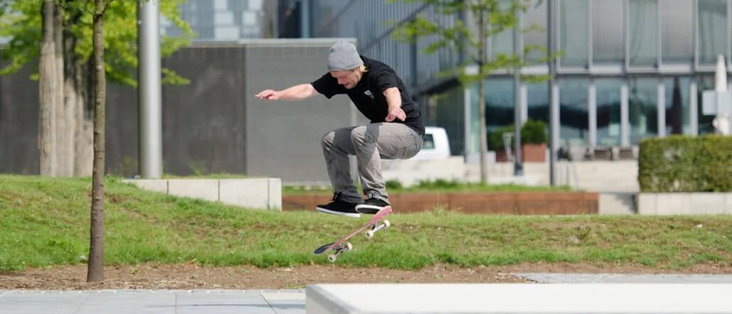 Skate Plaza KAP686 A skateboarder performs a jump in the air in the modern urban space at Rheinauhafen.
