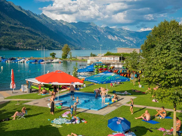 the-beach-cafe-aussicht-kinderschwimmbecken-brienzersee-sommer.jpg