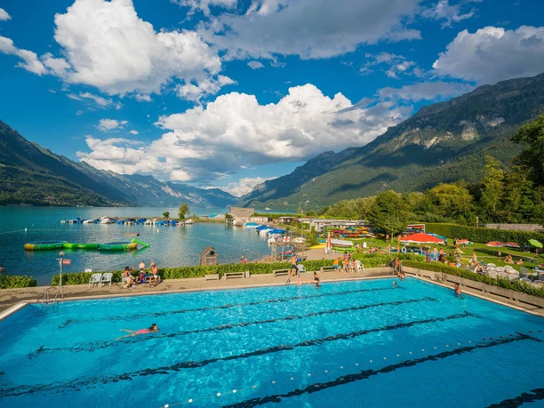 the-beach-cafe-aussicht-schwimmbecken-brienzersee-sommer.jpg