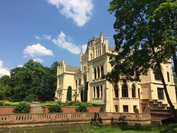 De foto toont het buitenaanzicht van kasteel Evenburg