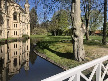 Das Bild zeigt den Park der Schloss EvenburgThe picture shows the park of Schloss EvenburgBilledet viser parken ved Schloss EvenburgDe foto toont het park van Schloss Evenburg
