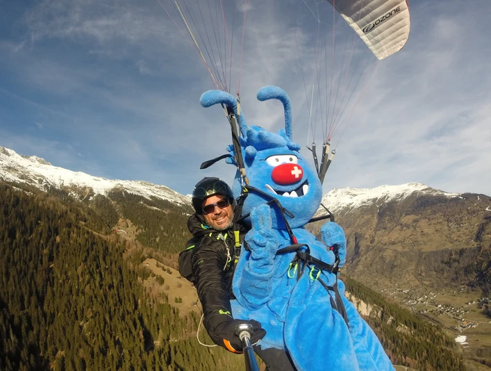 Gletschi beim Gleitschirmfliegen Gletschi beim Gleitschirmfliegen