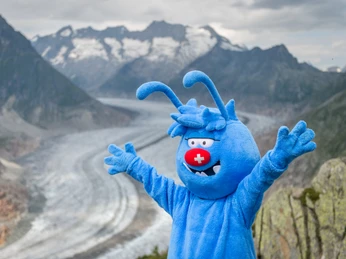 Gletschi-Maskottchen-Moosfluh-Sommer.jpg Gletschi - Maskottchen der Aletsch Arena