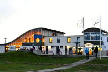 Tourist-Information Dorum-Neufeld mit anliegendem Kinderspielhaus