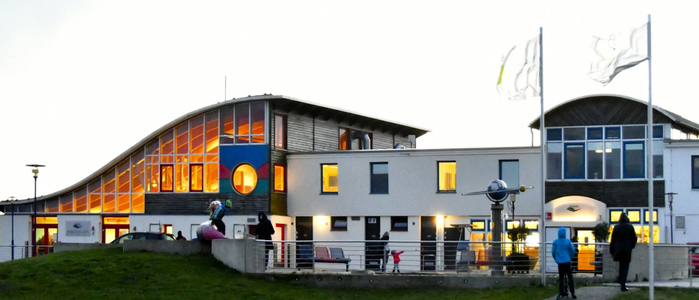 Gästezentrum Dorum-Neufeld mit anliegendem Kinderspielhaus