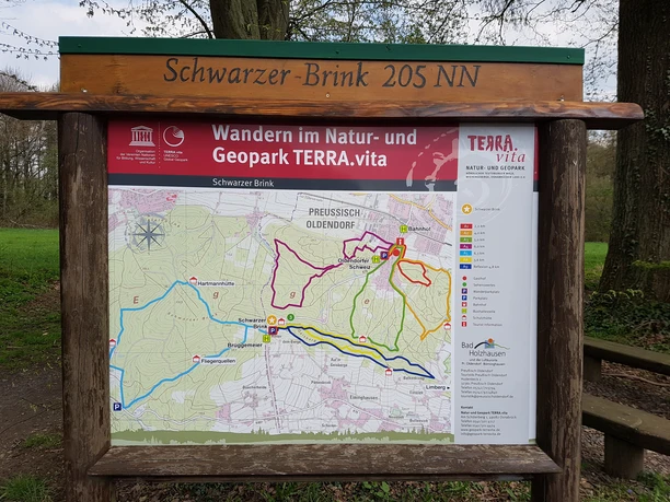 Informationstafel am Wanderparkplatz "Schwarzer Brink" Informationstafel am Wanderparkplatz Schwarzer Brink, zeigt Wanderwege und den Natur- und Geopark Terra.vita.