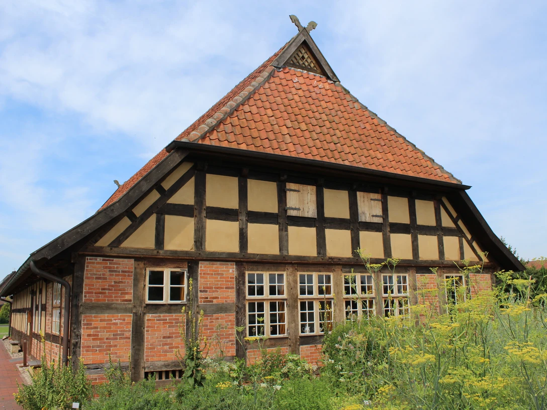 Fachwerkhaus in Dörverden mit roten Ziegeln, Sprossenfenstern und einem steilen Satteldach.