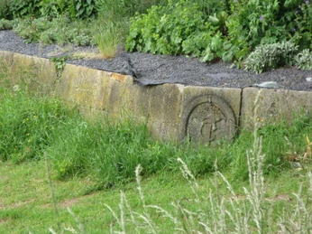 Natursteinmauer der Bastion Christian Ludwig inmitten von Gras und Pflanzen, darunter Lavendel.