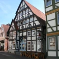 Fachwerkgebäude mit roten Ziegeldächern, typisch norddeutscher Stil, Straßenszene im Sonnenschein.Half-timbered building with red tiled roofs, typical North German style, street scene in the sunshine.Bindingsværksbygninger med røde tegltage, typisk nordtysk stil, gadebillede i solskin.Vakwerkhuizen met rode pannendaken, typische Noord-Duitse stijl, straatbeeld in de zon.