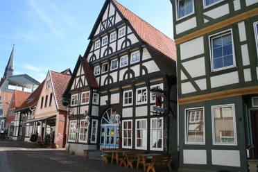 Bürgerhaus Vakwerkhuizen met rode pannendaken, typische Noord-Duitse stijl, straatbeeld in de zon.