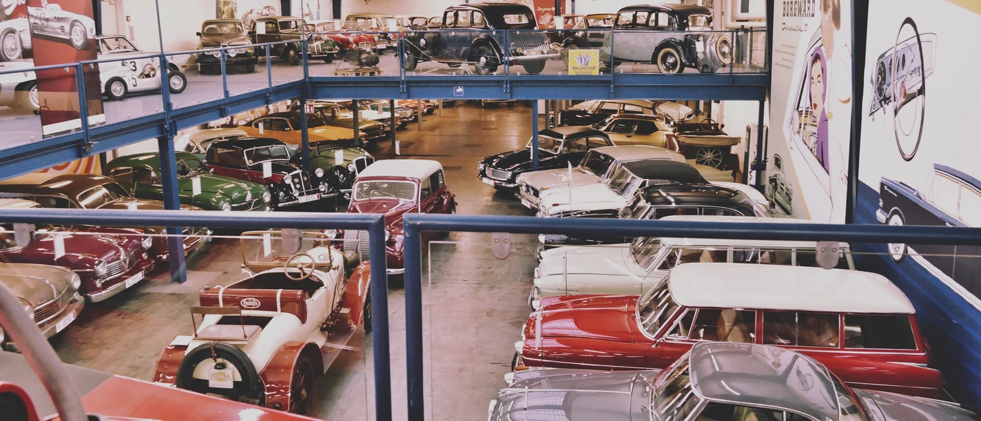 Historische Automobile dicht an dicht in der Sammlung AUTOMOBIL vom PS.SPEICHER.