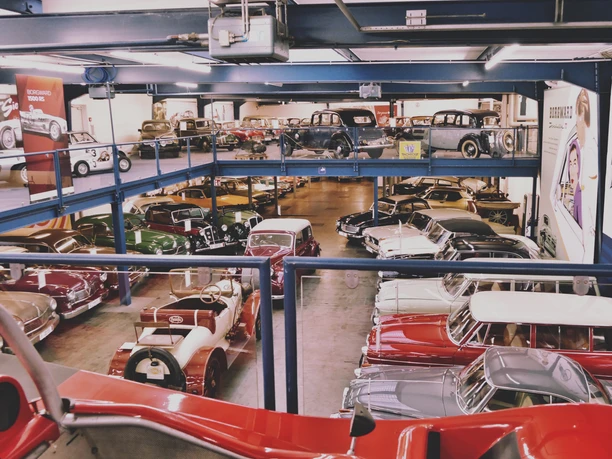 Sammlung AUTOMOBIL in Einbeck Historische Automobile dicht an dicht in der Sammlung AUTOMOBIL vom PS.SPEICHER.