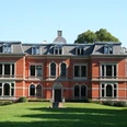Historisch wirkendes Backsteinschloss Etelsen mit zinnenverziertem Dach, umgeben von Grünflächen.Historic-looking brick castle Etelsen with crenellated roof, surrounded by green spaces.Historisk udseende murstensborg Etelsen med kreneleret tag, omgivet af grønne områder.Historisch uitziend bakstenen kasteel Etelsen met gekanteld dak, omgeven door groene ruimten.