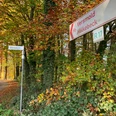Wegweisung am R 17 Wegweisende Landschaft im Herbst mit rot-goldenem Laub und Radweg-Schildern nach Versmold und Kölkebeck.