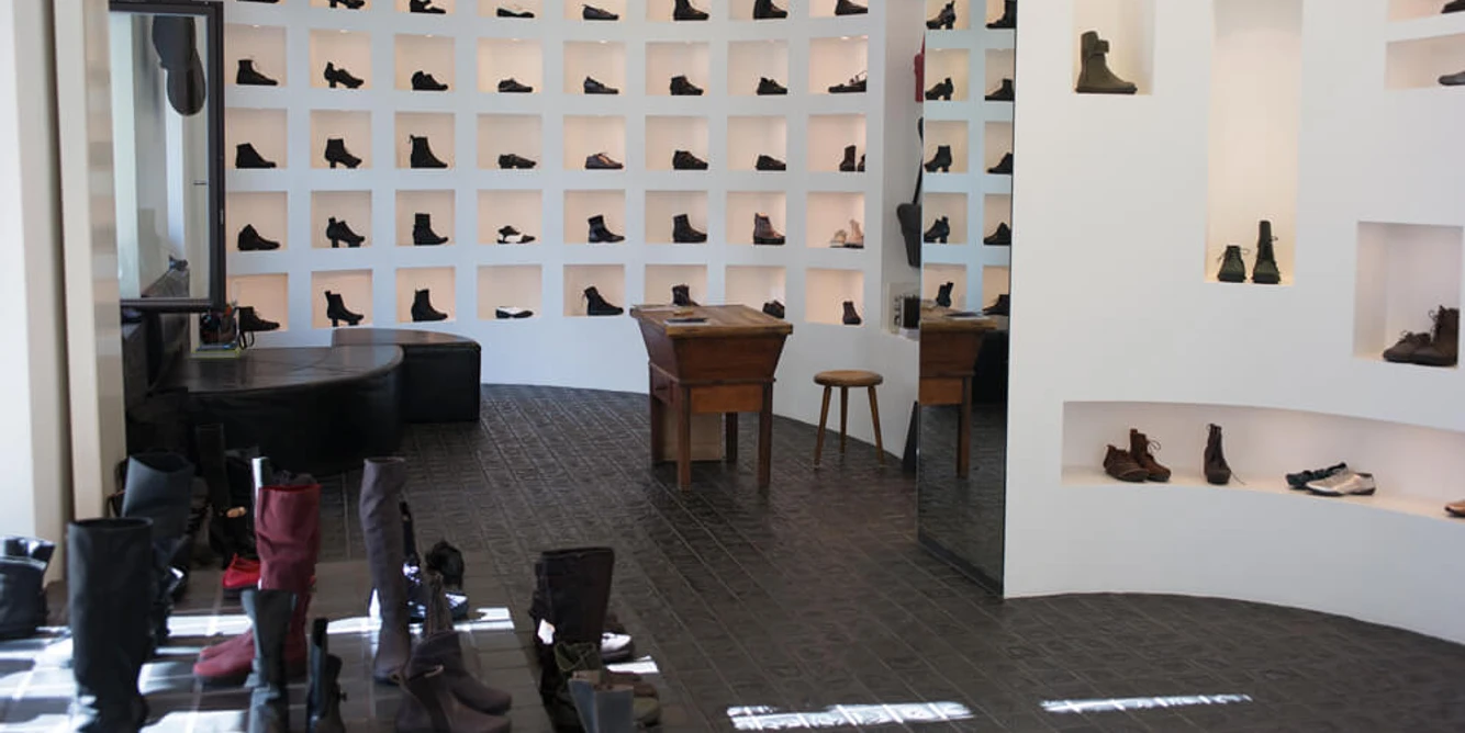 Trippen Stilvolles Schuhgeschäft im Belgischen Viertel Köln, präsentiert moderne Stiefel und Schuhe.Stylish shoe store in the Belgian Quarter of Cologne, presenting modern boots and shoes.