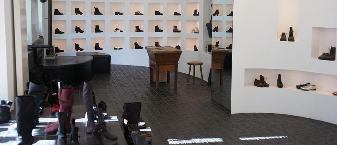 Trippen Stilvolles Schuhgeschäft im Belgischen Viertel Köln, präsentiert moderne Stiefel und Schuhe.