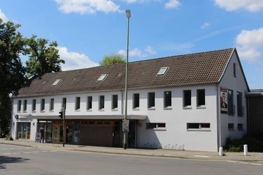 Zweistöckiges Gebäude mit Satteldach und vielen Fenstern in Nienburg, genutzt als Kulturstätte.