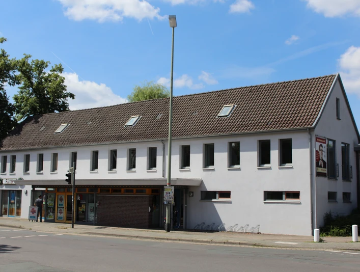 Zweistöckiges Gebäude mit Satteldach und vielen Fenstern in Nienburg, genutzt als Kulturstätte.