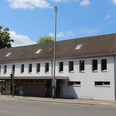 Nienburger Kulturwerk Zweistöckiges Gebäude mit Satteldach und vielen Fenstern in Nienburg, genutzt als Kulturstätte.