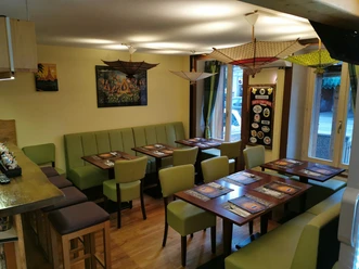 little-thai-matten-innenansicht-tische-stuehle-gruen.jpg