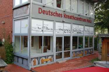 Reinhold Büdeker Das Deutsche Kreativzentrum Holz präsentiert moderne Architektur mit großen Fenstern und stilvollen Details.