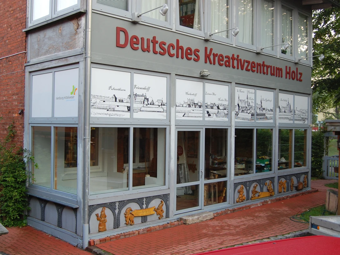 Reinhold Büdeker Das Deutsche Kreativzentrum Holz präsentiert moderne Architektur mit großen Fenstern und stilvollen Details.The German Creative Center Wood presents modern architecture with large windows and stylish details.Det tyske kreative center for træ præsenterer moderne arkitektur med store vinduer og stilfulde detaljer.Het Duitse creatieve centrum voor hout presenteert moderne architectuur met grote ramen en stijlvolle details.