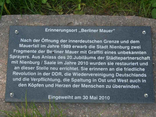 Schild Berliner Mauer Gedenktafel zum Berliner Mauerfall mit Text über Grenzöffnung und Städtetpartnerschaft feiern.
