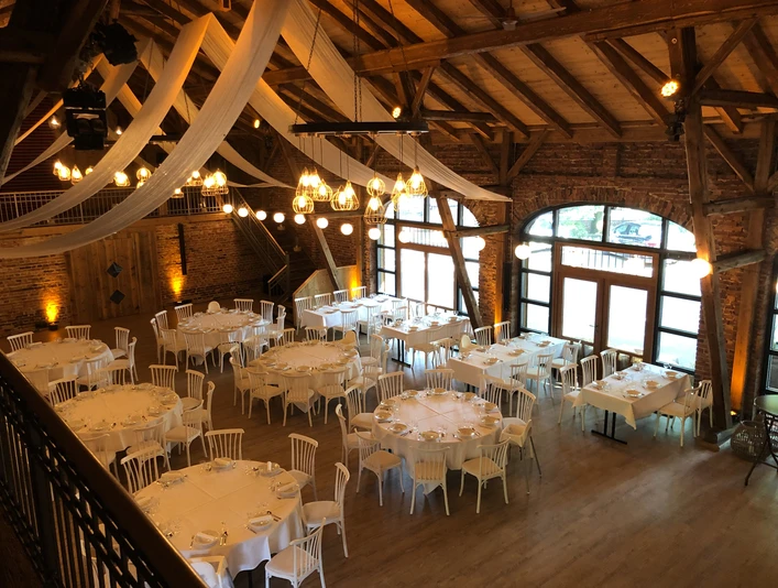 Hof Frien Festsaal Großer, eleganter Festsaal mit Holzbalken, runden und rechteckigen Tischen und dezentem Licht.Large, elegant ballroom with wooden beams, round and rectangular tables and subtle lighting.Stor, elegant balsal med træbjælker, runde og rektangulære borde og afdæmpet belysning.Grote, elegante balzaal met houten balken, ronde en rechthoekige tafels en subtiele verlichting.