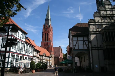 Pfarrkirche St. Martin Nienburg Pfarrkirche St. Martin Nienburg erhebt sich majestätisch mit ihrem markanten roten Turm im Stadtzentrum.