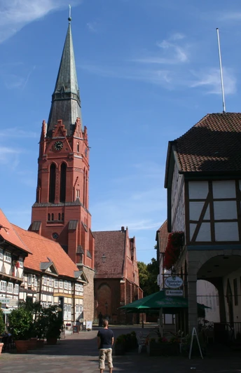 Pfarrkirche St. Martin Nienburg Pfarrkirche St. Martin Nienburg erhebt sich majestätisch mit ihrem markanten roten Turm im Stadtzentrum.The parish church of St. Martin Nienburg rises majestically with its striking red tower in the town center.Martin Nienburgs sognekirke rejser sig majestætisk med sit markante røde tårn i byens centrum.De parochiekerk St. Martin Nienburg rijst majestueus op met zijn opvallende rode toren in het stadscentrum.