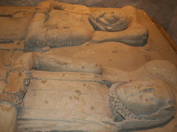 Sarkophag - Der Grafen von Hoya in St. Martin Nienburg Zwei detailliert gearbeitete, liegende Sarkophage der Grafen von Hoya in St. Martin Nienburg.Two detailed reclining sarcophagi of the Counts of Hoya in St. Martin Nienburg.To detaljerede liggende sarkofager af greverne af Hoya i St Martin Nienburg.Twee gedetailleerde liggende sarcofagen van de graven van Hoya in St Martin Nienburg.