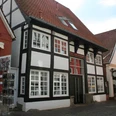 Traufenhaus Weserstraße Nienburg Ein traditionelles Fachwerkhaus mit weißer Fassade und schwarzem Gebälk in der Weserstraße Nienburg.