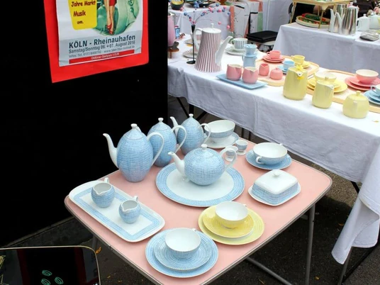 Flea market Wilhelmplatz in Nippes Flohmarktstand auf Wilhelmplatz präsentiert Tische voller Geschirr. Teeservice in Pastelltönen dominiert.Flea market stall on Wilhelmplatz presents tables full of crockery. Tea service in pastel shades dominates.