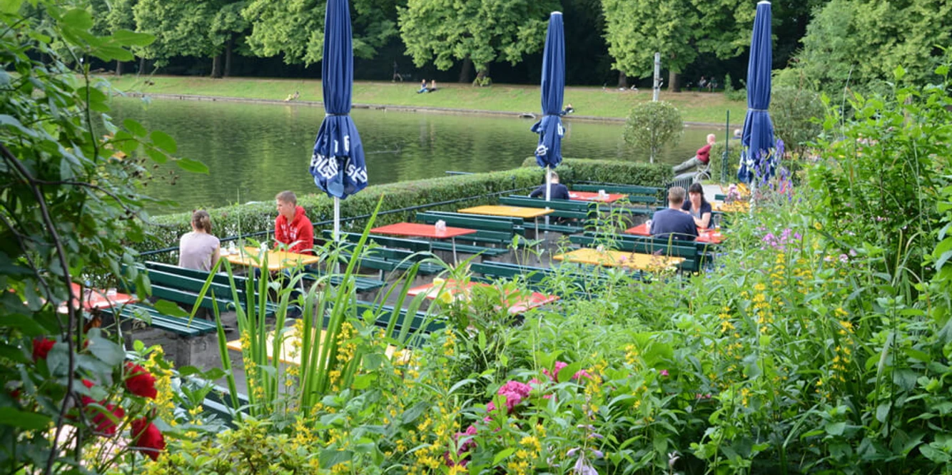 Beer garden in Blücherpark Menschen sitzen im Biergarten mit Blick auf den Weiher im Blücherpark.People are sitting in the beer garden with a view of the pond in Blücherpark.