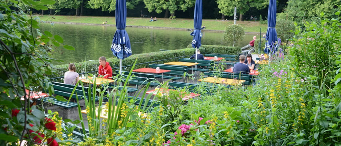 Biergarten im Blücherpark Menschen sitzen im Biergarten mit Blick auf den Weiher im Blücherpark.
