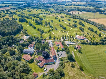 Ev. Heimvolkshochschule Loccum e. V. Luftaufnahme der Ev. Heimvolkshochschule Loccum, umgeben von grünen Feldern und Waldlandschaft.