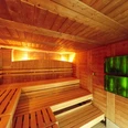Agrippabad Holzverkleidete Sauna mit zwei grünen Leuchten, warm erleuchtet, gemütlich und einladend.Wood-clad sauna with two green lights, warmly lit, cozy and inviting.