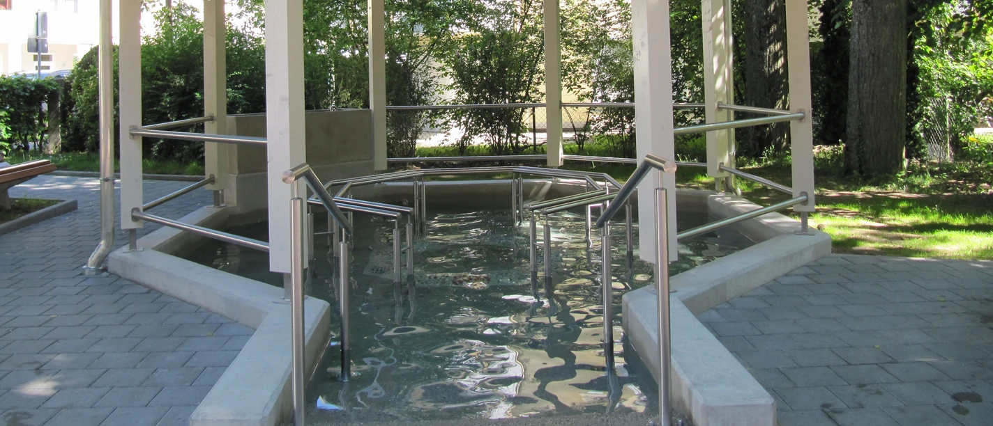 Wassertretstelle mit Edelsteinlauf