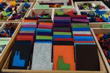 Felt Gnoss Different colored felt bags in a wooden box