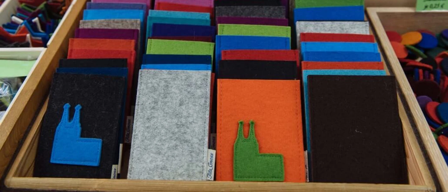 Felt Gnoss Different colored felt bags in a wooden box