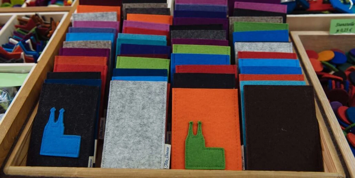 Filz Gnoss Verschiedenfarbige Filztäschchen in einer HolzkisteDifferent colored felt bags in a wooden box