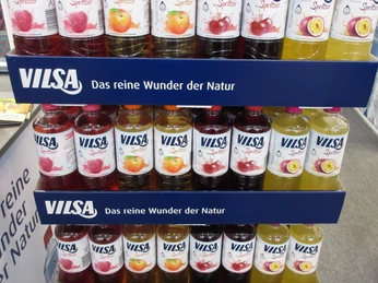 Vilsa Regale mit Vilsa-Getränken in verschiedenen Geschmacksrichtungen wie Rhabarber und Apfel auf grauem Boden.Shelves with Vilsa drinks in various flavors such as rhubarb and apple on a grey floor.Hylder med Vilsa-drikke i forskellige smagsvarianter som rabarber og æble på en grå bund.Schappen met Vilsa-drankjes in verschillende smaken zoals rabarber en appel op een grijze basis.