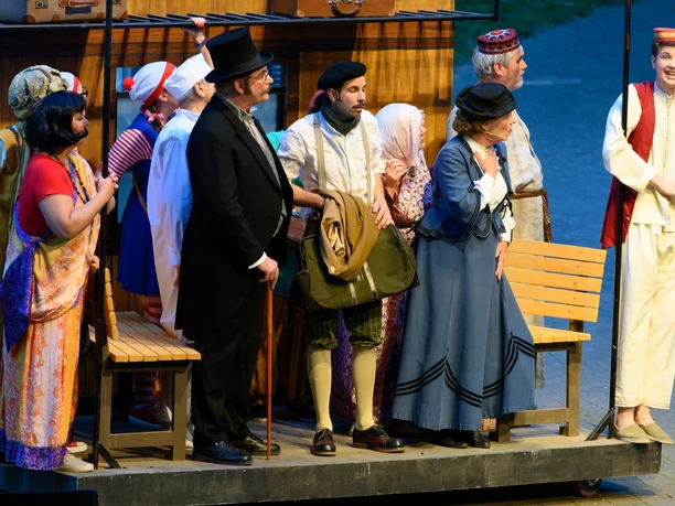 Freilichtbühne in Bökendorf Eine Gruppe von Schauspielern in bunten historischen Kostümen auf einer Freilichtbühne in Bökendorf.