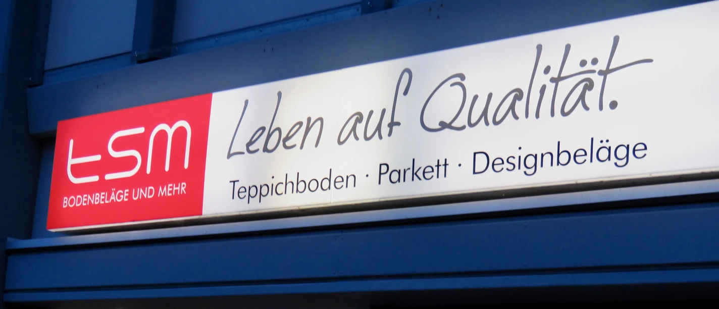 TSM-Bodenbelag.jpg Werbeschild von TSM in Wolfenbüttel