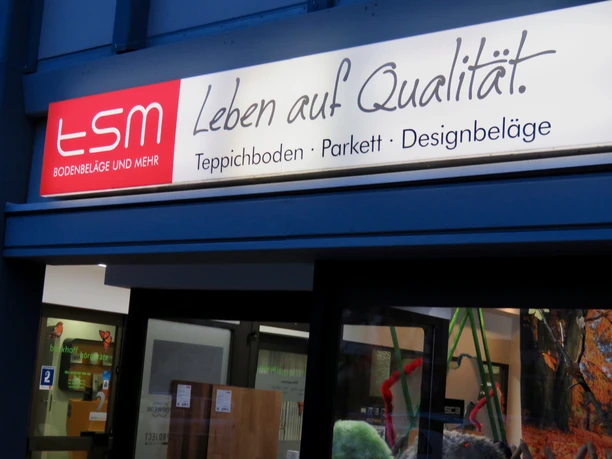 TSM-Bodenbelag.jpg Werbeschild von TSM in Wolfenbüttel