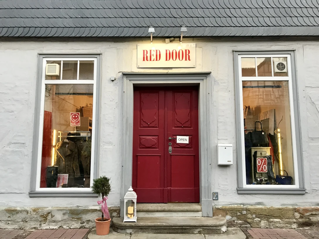 Second Hand Geschäft mit roter Holztür