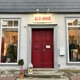 Second Hand Geschäft mit roter Holztür